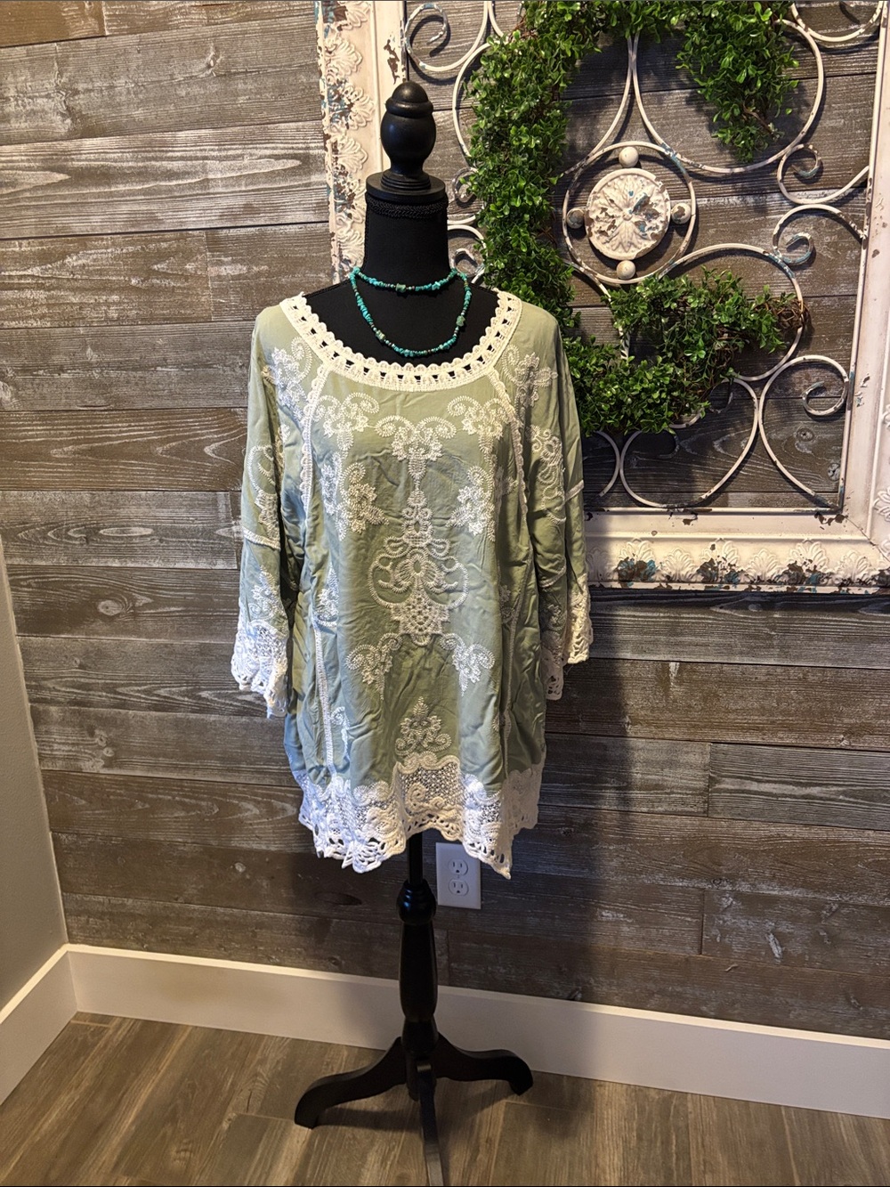 Democracy (2X) Women’s Sage Green and White Lace Embroidered Tunic Top - Picture 1 of 9
